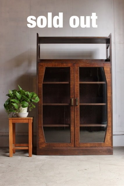 ガラス戸棚