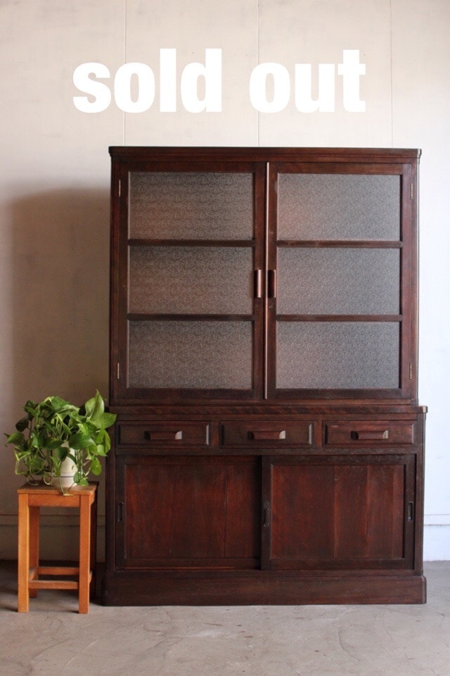 ダイヤガラスの戸棚