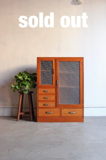 ダイヤガラスの戸棚