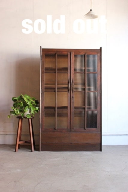 モールガラスの戸棚