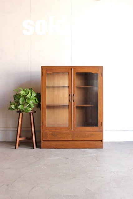 モールガラスの戸棚