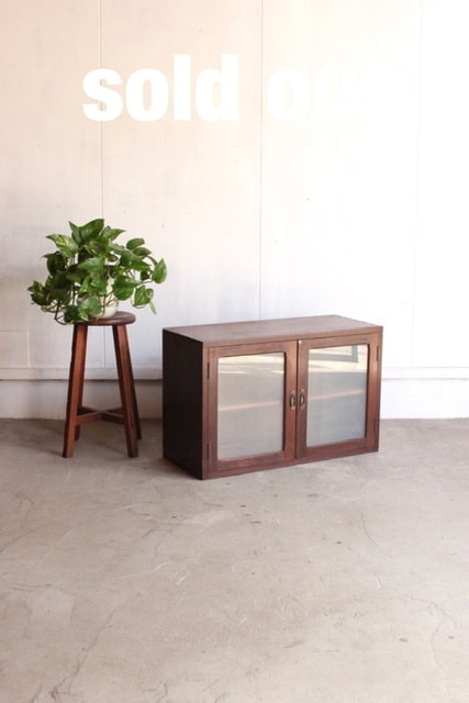 小ガラス戸棚