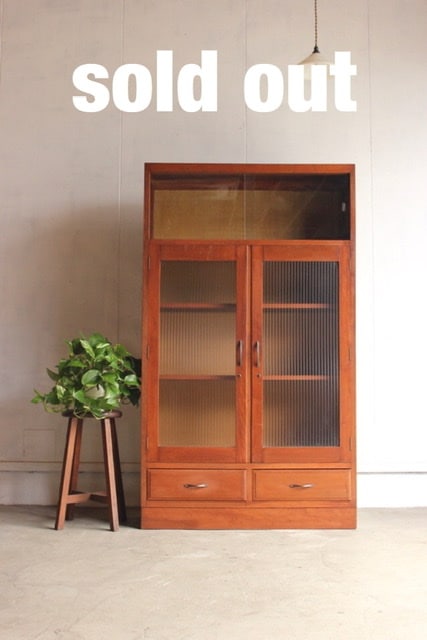 モールガラスの戸棚