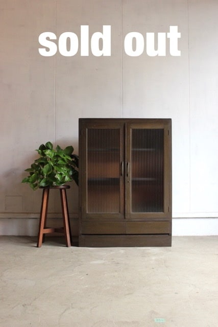 モールガラスの戸棚