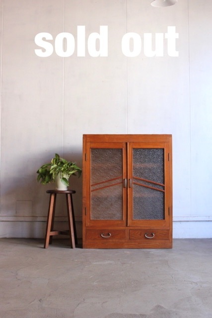 ダイヤガラスの戸棚