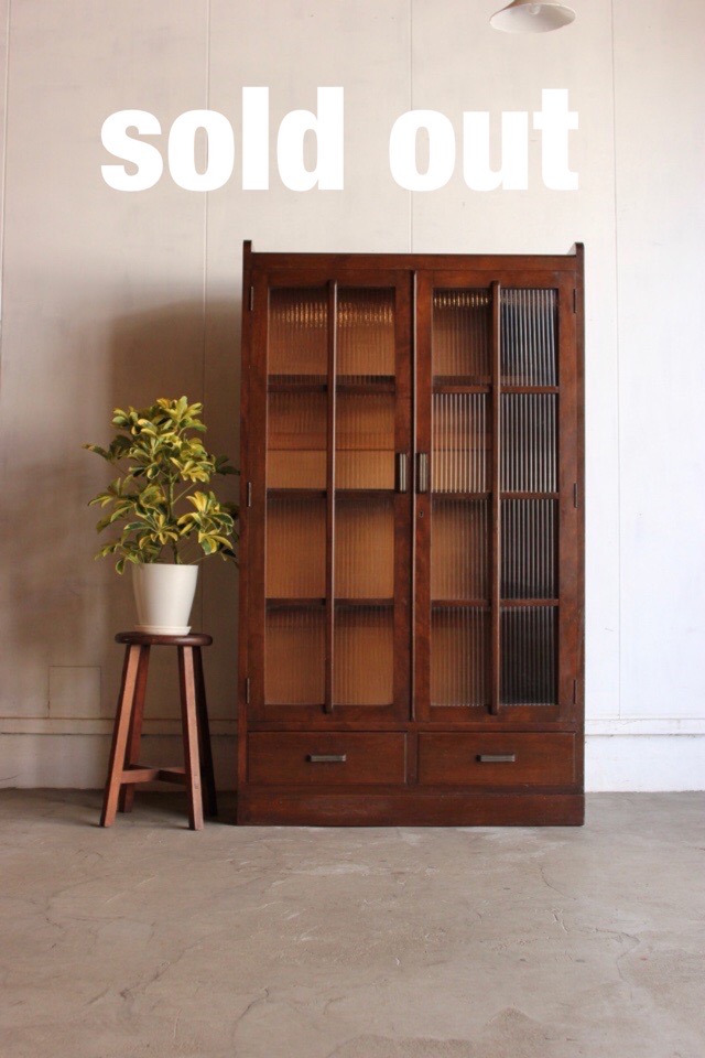 モールガラスの戸棚