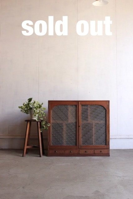 ダイヤガラスの戸棚