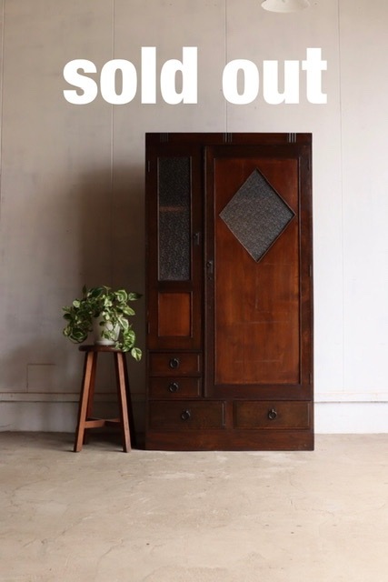 ダイヤガラスの戸棚