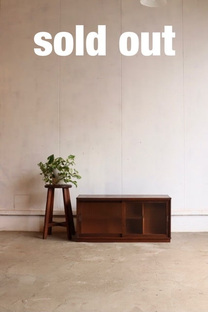 モールガラスの引戸棚