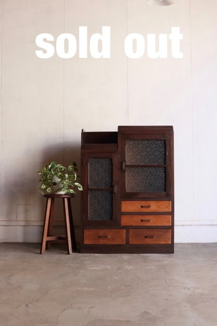 ダイヤガラスの戸棚