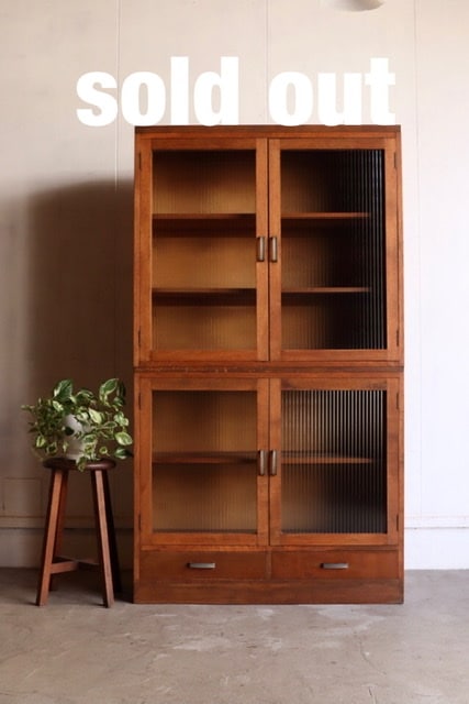 モールガラスの戸棚