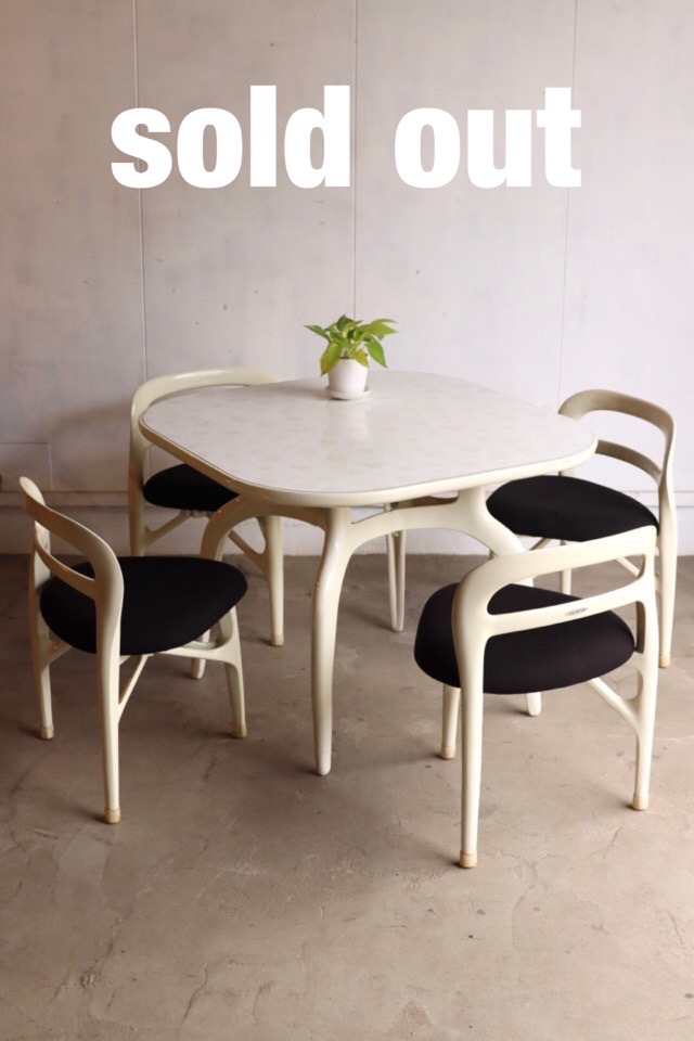 テーブルと椅子のセット