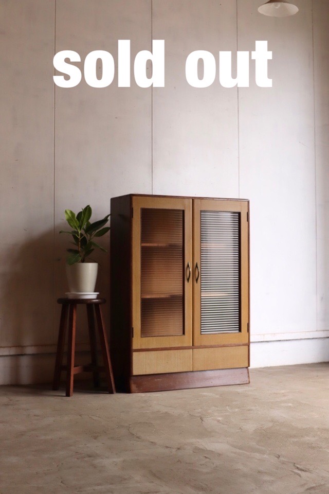 モールガラスの戸棚