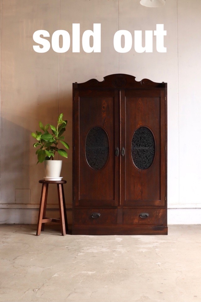 葉ガラスの戸棚