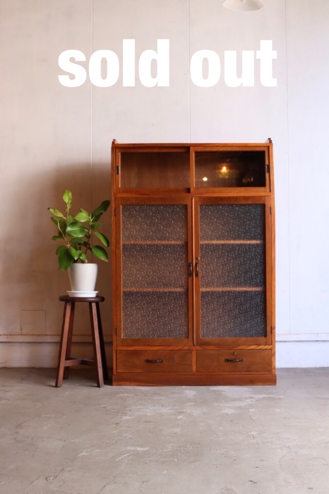 ダイヤガラスの戸棚