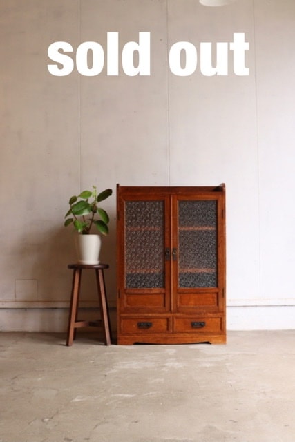 ダイヤガラスの戸棚