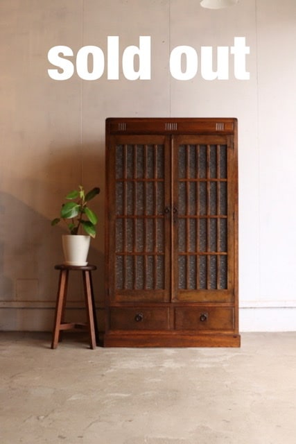 ダイヤガラスの戸棚