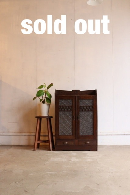 ダイヤガラスの戸棚