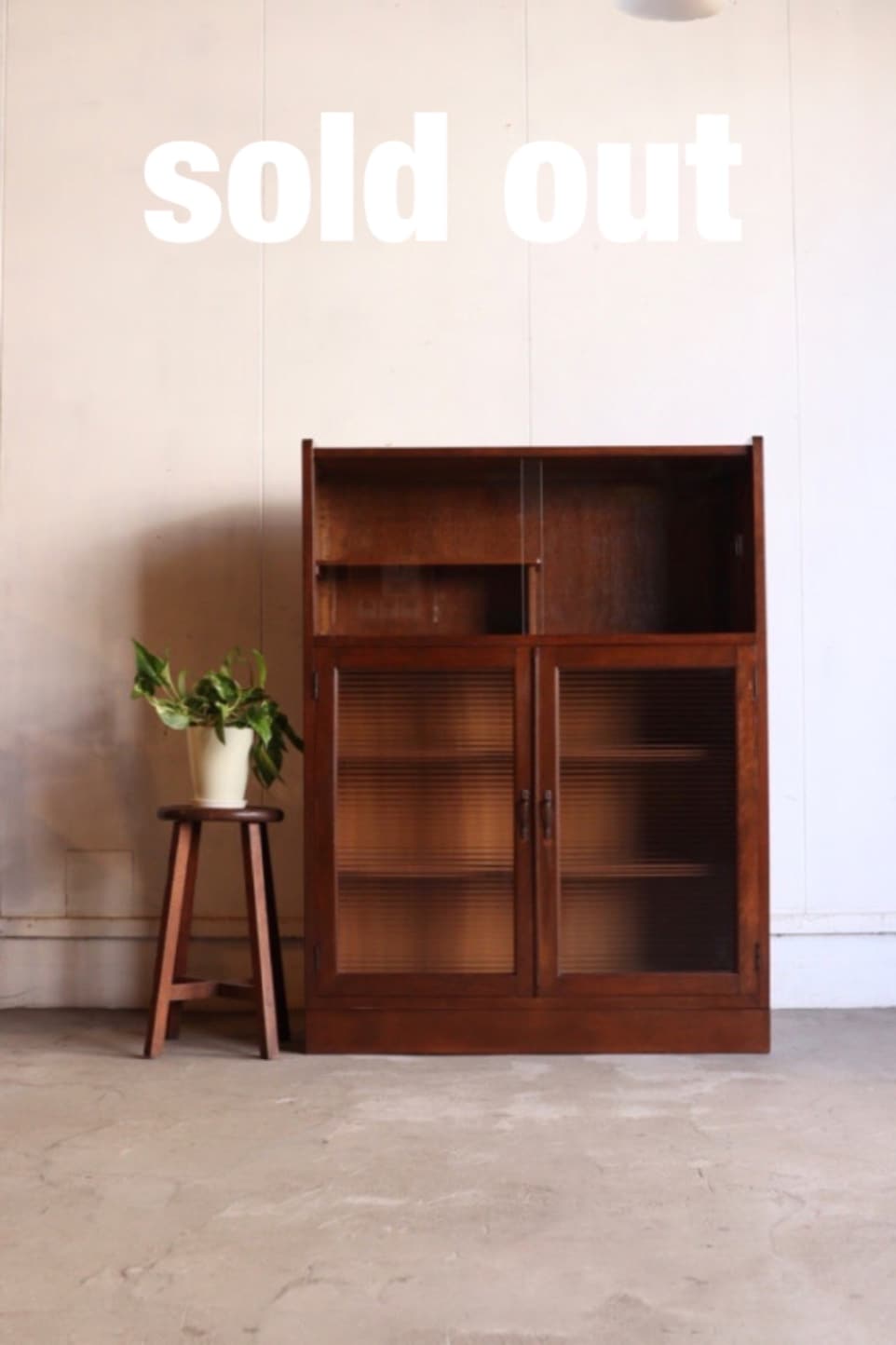 モールガラスの戸棚