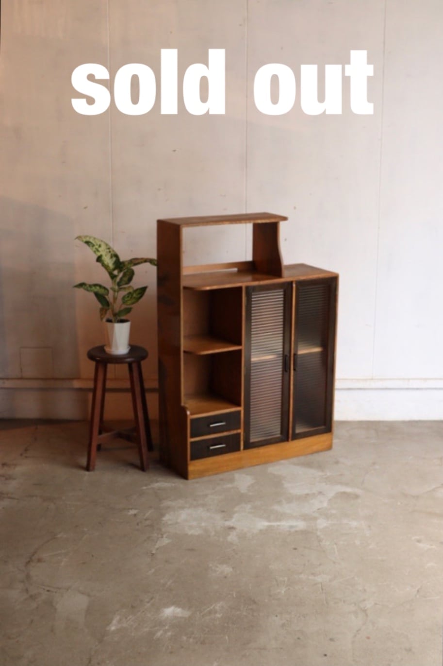 モールガラスの戸棚