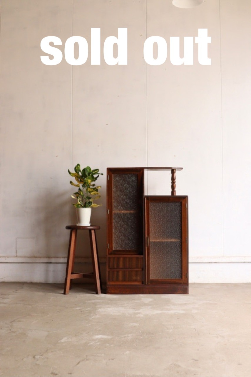 ダイヤガラスの戸棚