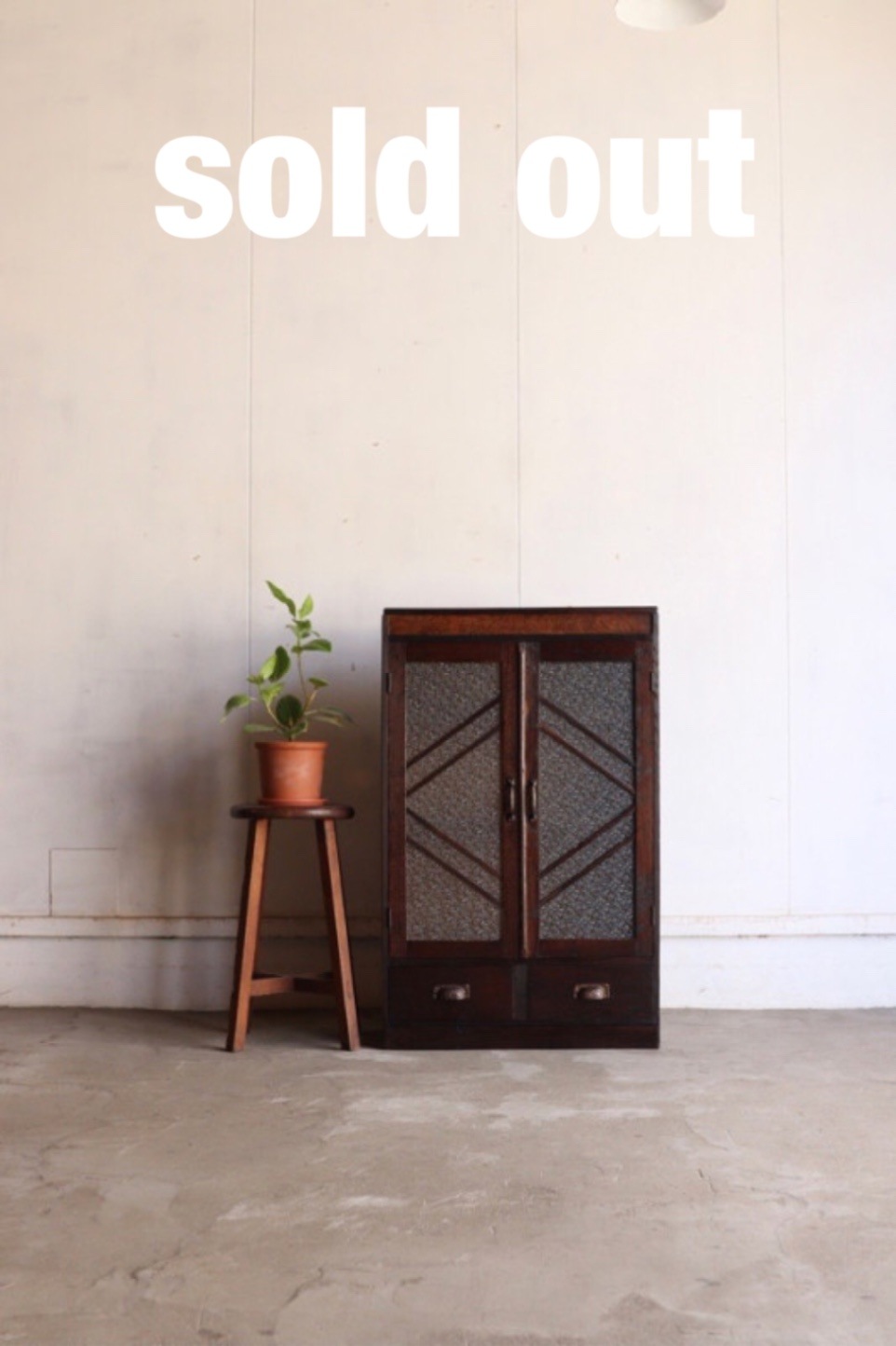 ダイヤガラスの戸棚