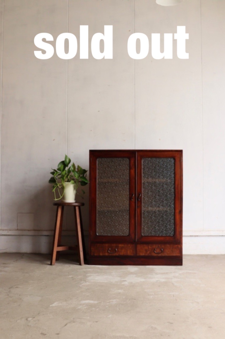 ダイヤガラスの戸棚