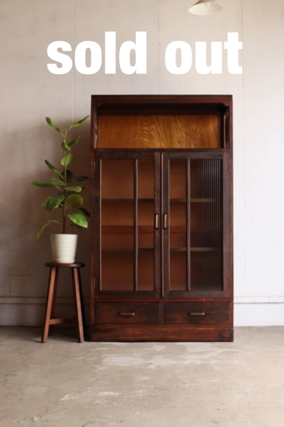 モールガラスの戸棚