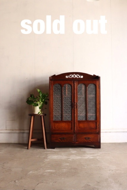 ダイヤガラスの戸棚