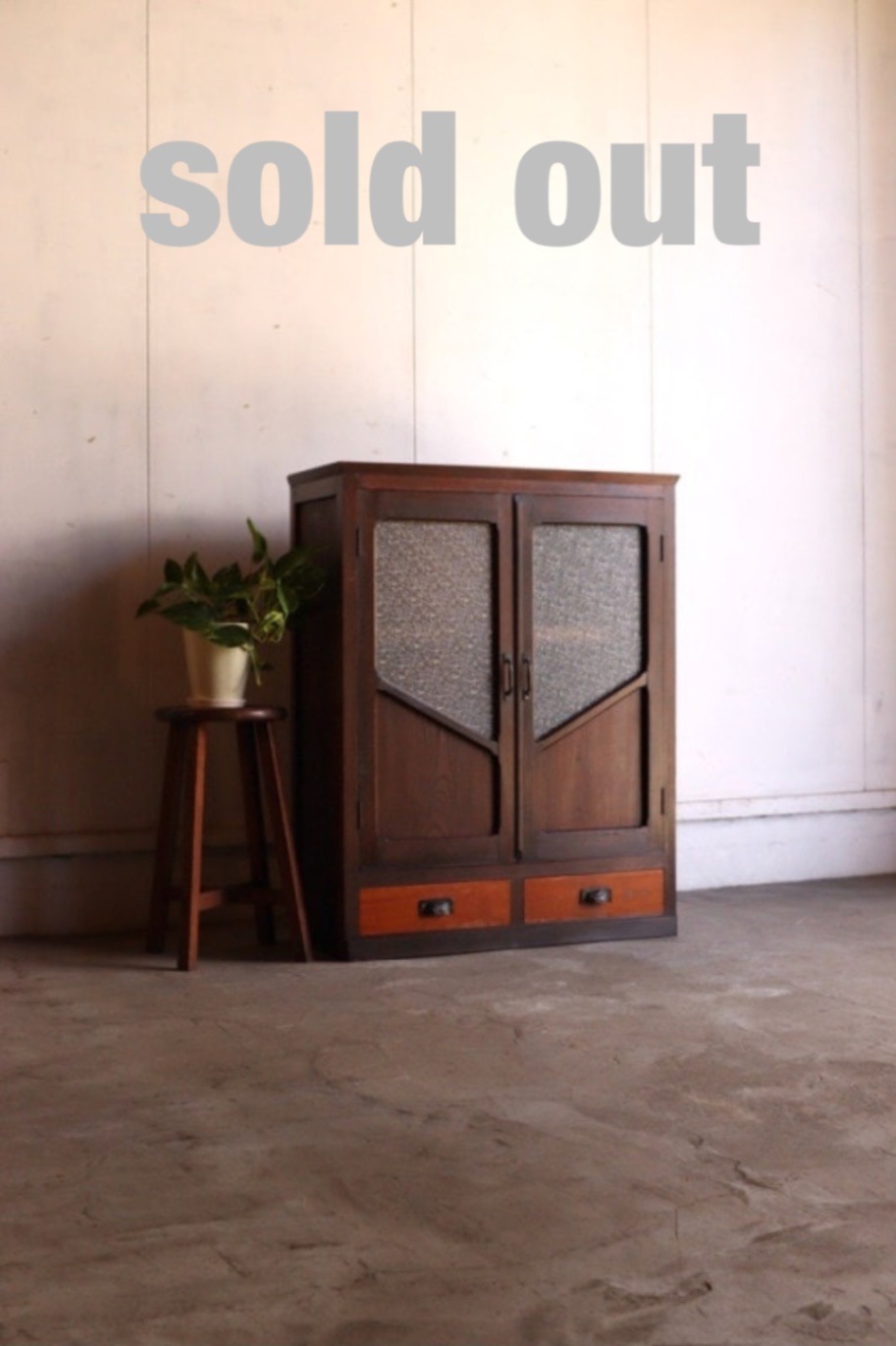 ダイヤガラスの戸棚