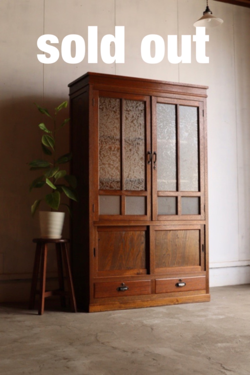 葉ガラスの戸棚