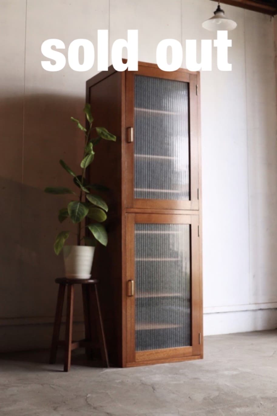 モールガラスの戸棚