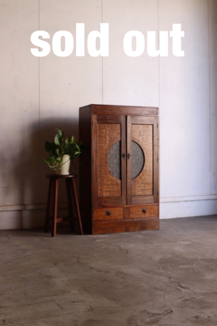 ダイヤガラスの戸棚