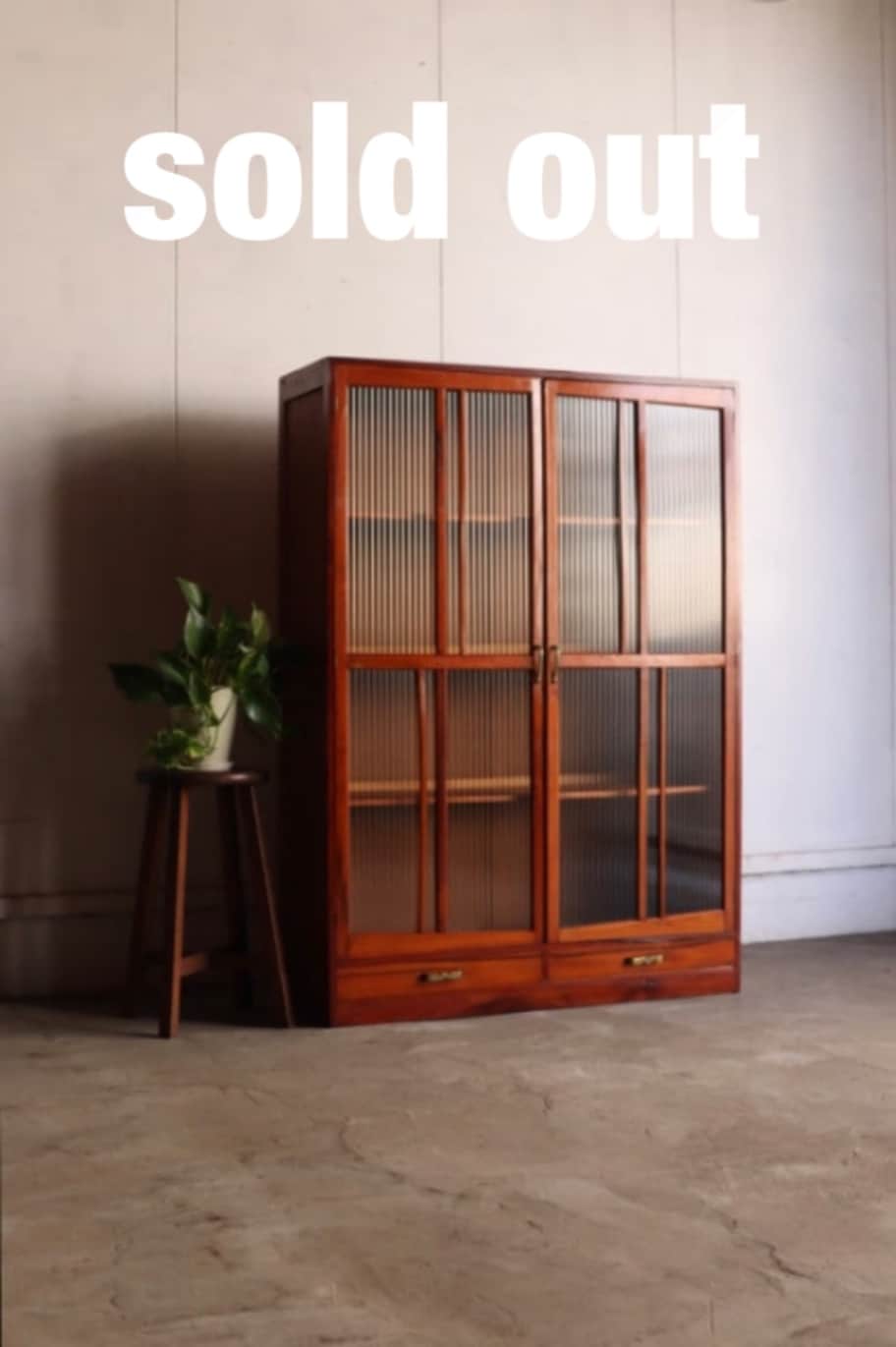 モールガラスの戸棚