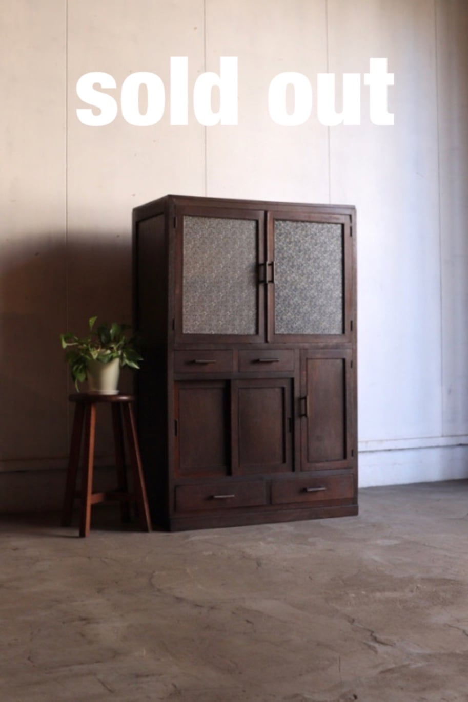 ダイヤガラスの戸棚