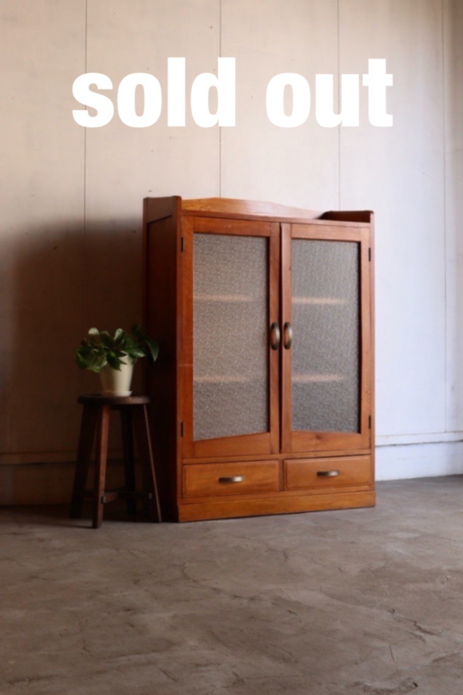 ダイヤガラスの戸棚