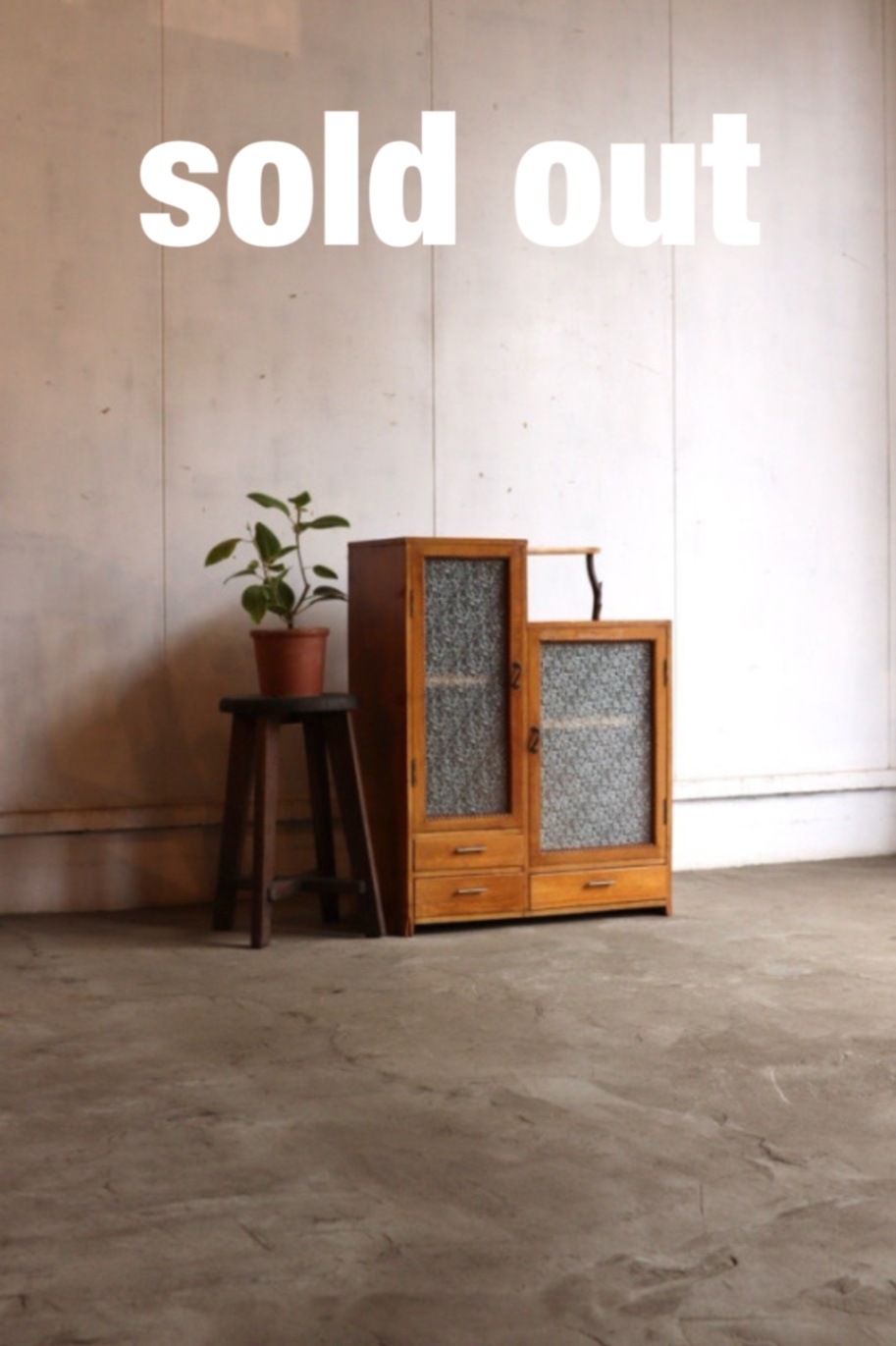 ダイヤガラスの戸棚