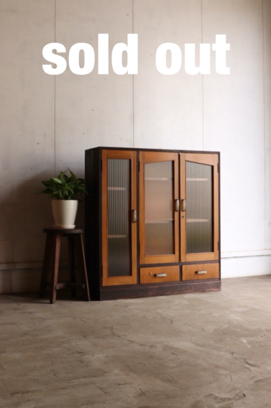 モールガラスの戸棚