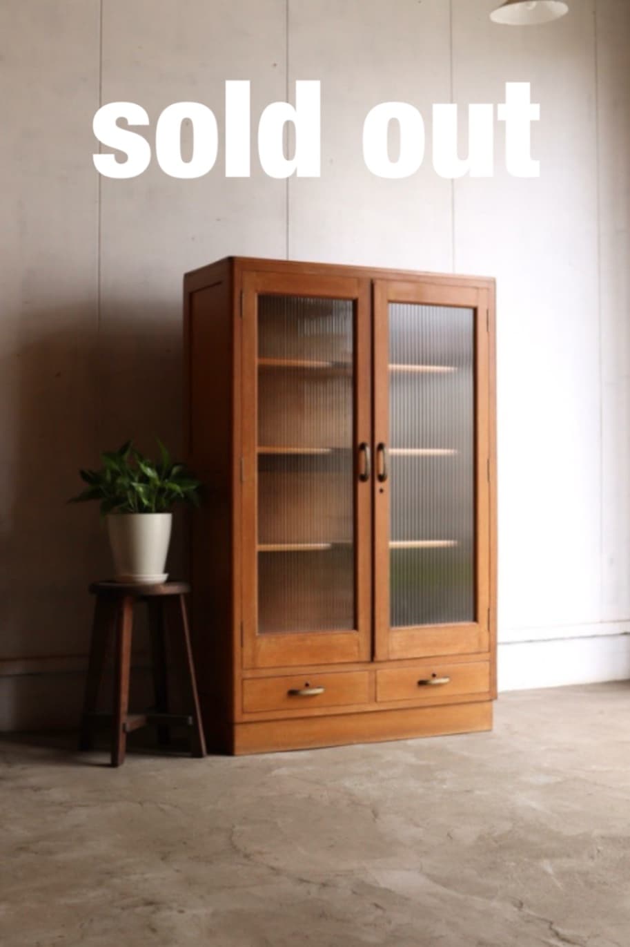 モールガラスの戸棚