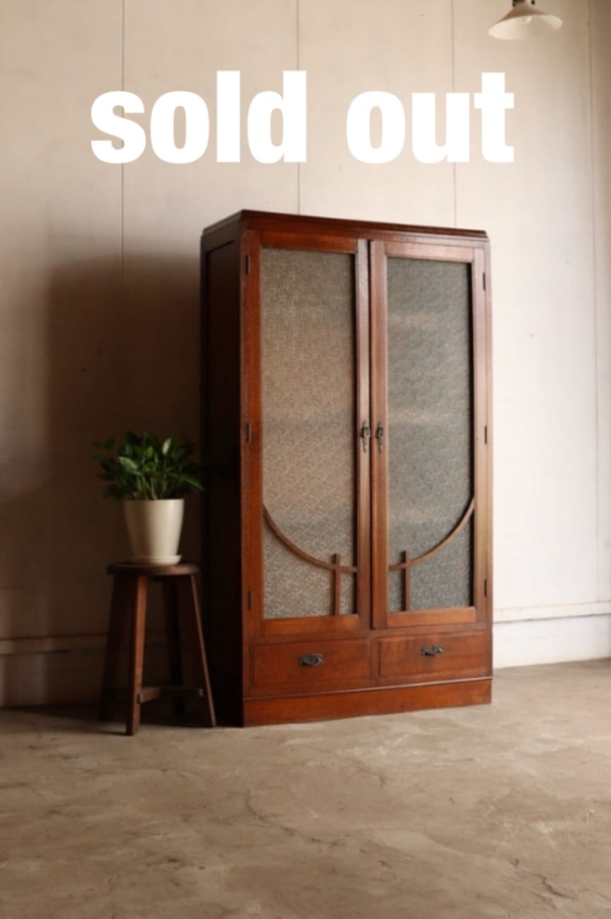 ダイヤガラスの戸棚