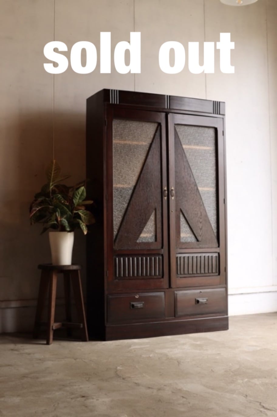 ダイヤガラスの戸棚