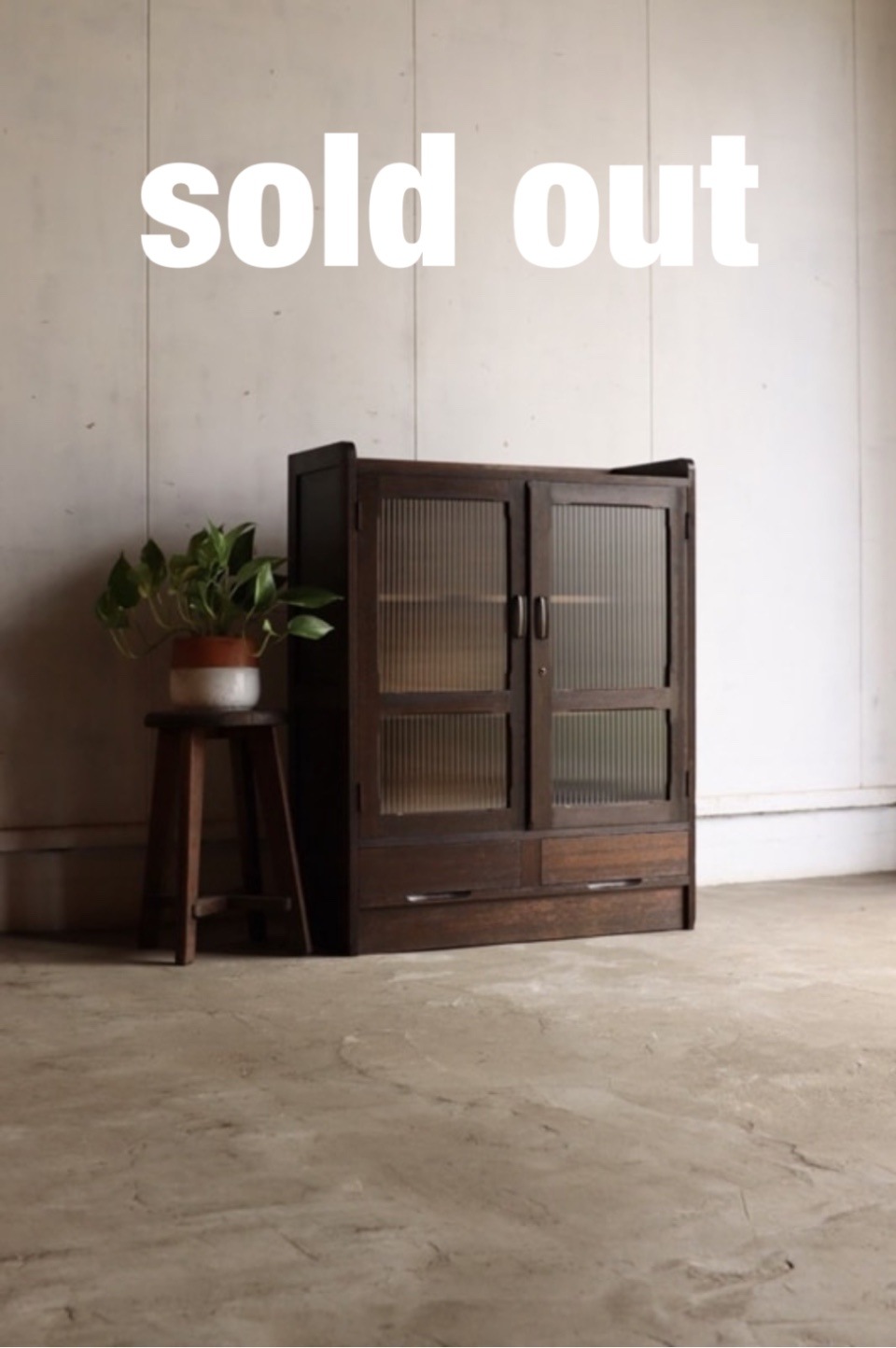 モールガラスの戸棚