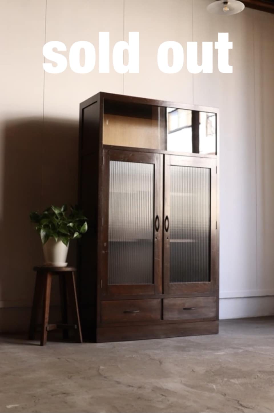 モールガラスの戸棚