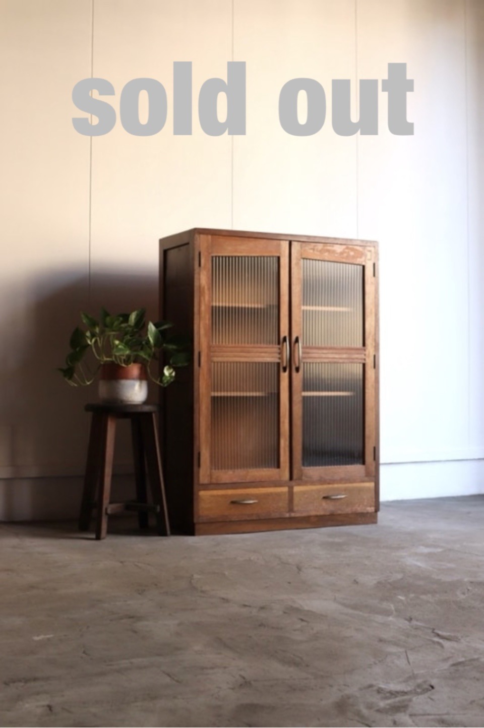 モールガラスの戸棚