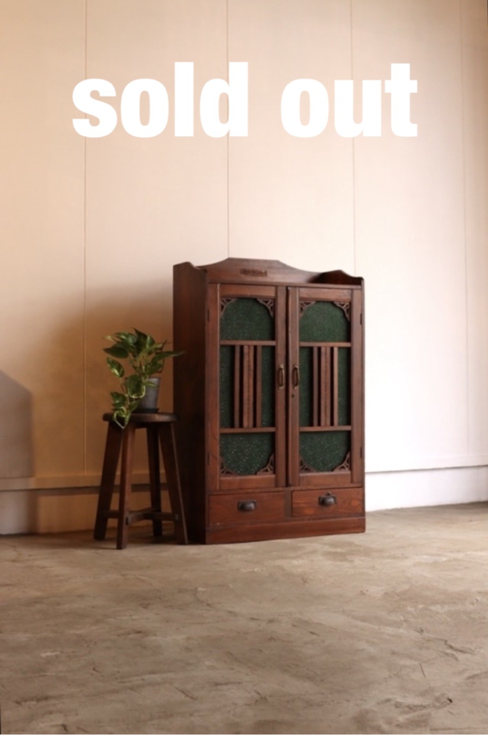 ダイヤガラスの戸棚