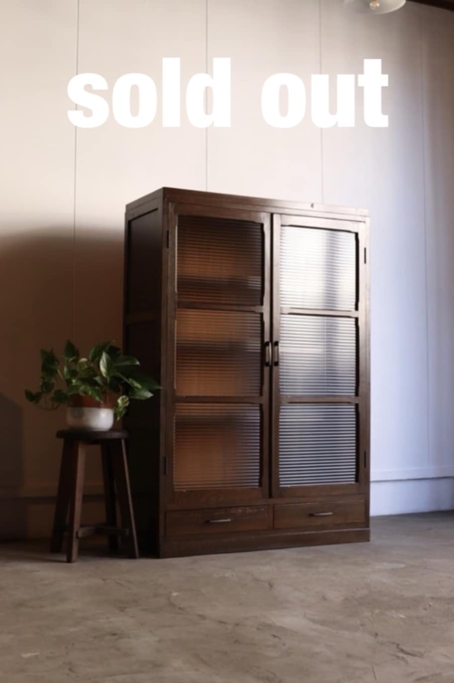 モールガラスの戸棚