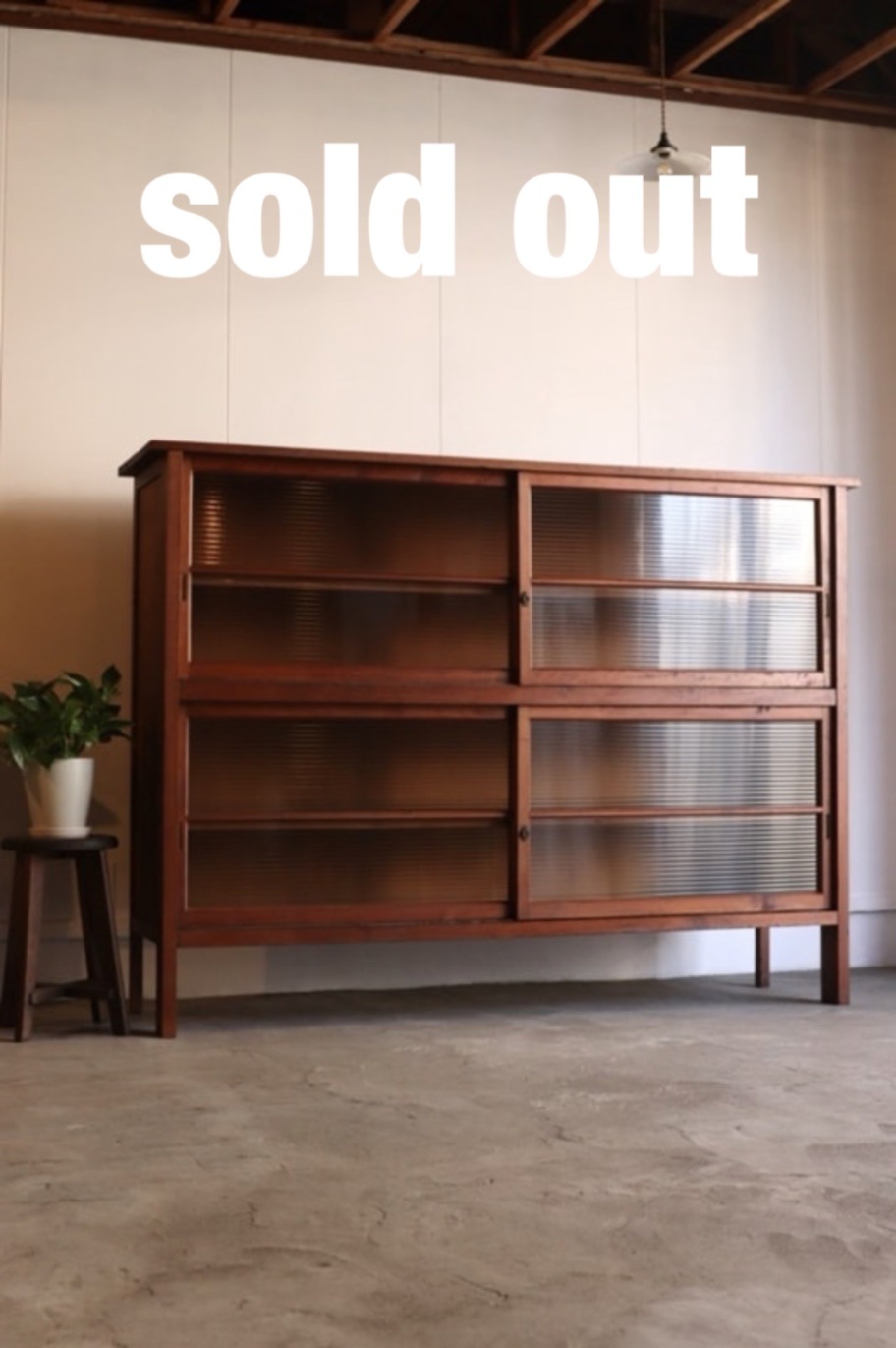 モールガラスの引戸棚