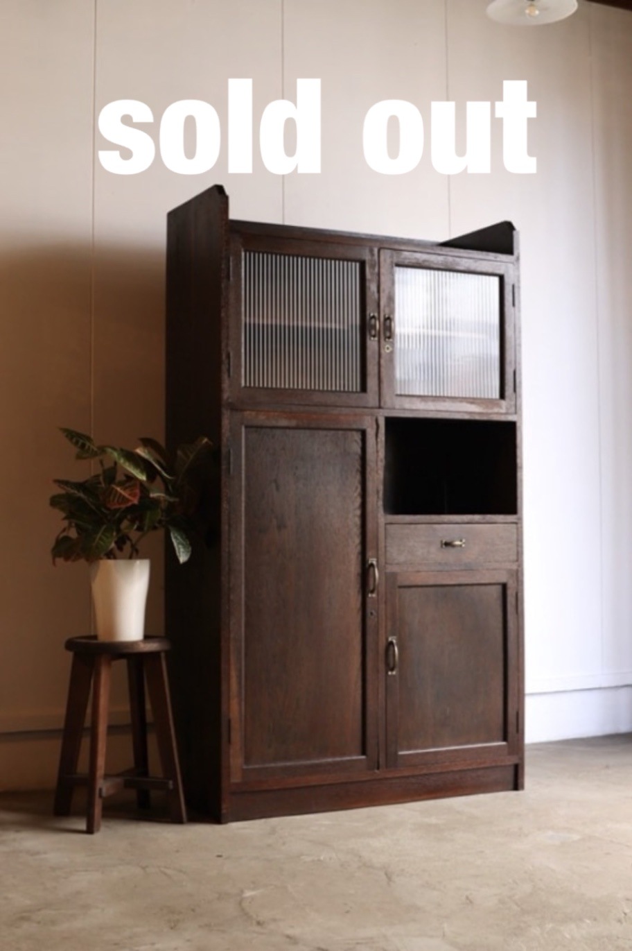 モールガラスの戸棚