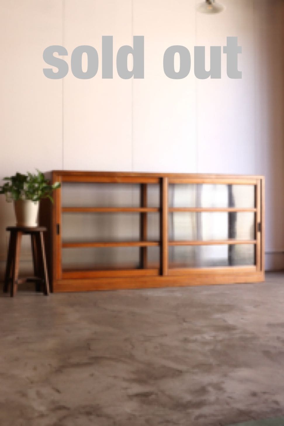 両面ガラス引戸棚　