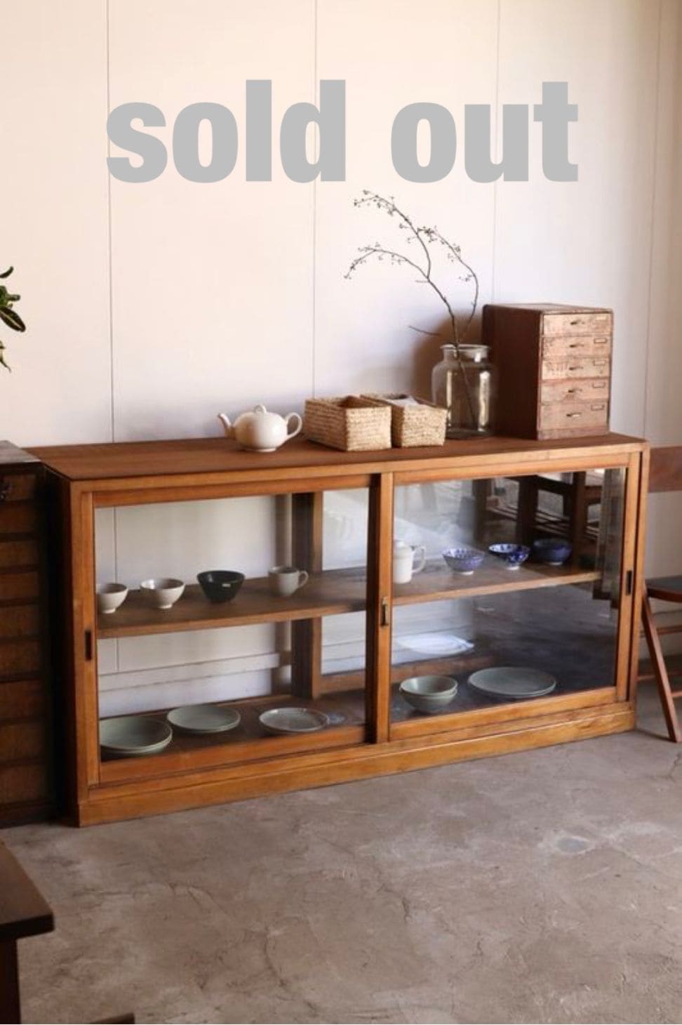 両面ガラス引戸棚　